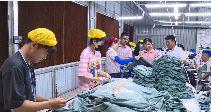Các đồng chí lãnh đạo xã Nguyệt Ấn tham quan Công ty may Balitex đóng trên địa bàn.