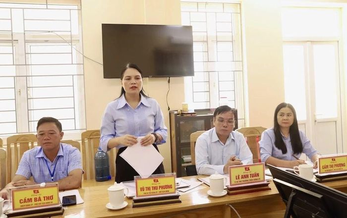 Lãnh đạo xã Vạn Xuân báo cáo công tác quản lý nhà nước về chất lượng khám, chữa bệnh trên địa bàn.