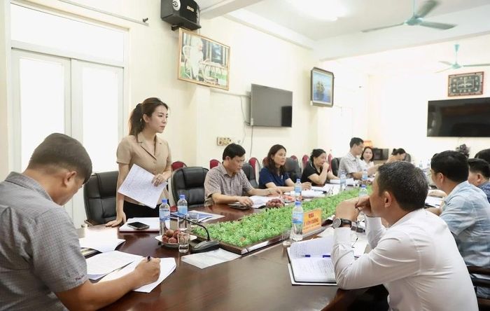 Thành viên đoàn giám sát trao đổi, làm rõ những khó khăn, vướng mắc trong công tác quản lý nhà nước về chất lượng khám, chữa bệnh.