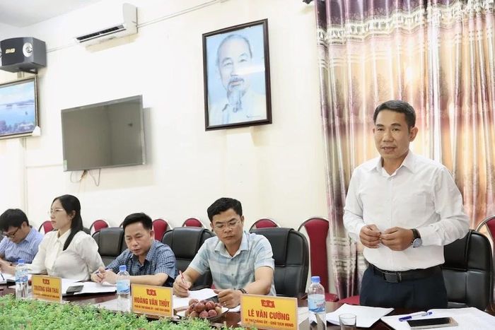 Lãnh đạo xã Mậu Lâm báo cáo công tác quản lý nhà nước về chất lượng khám, chữa bệnh trên địa bàn.