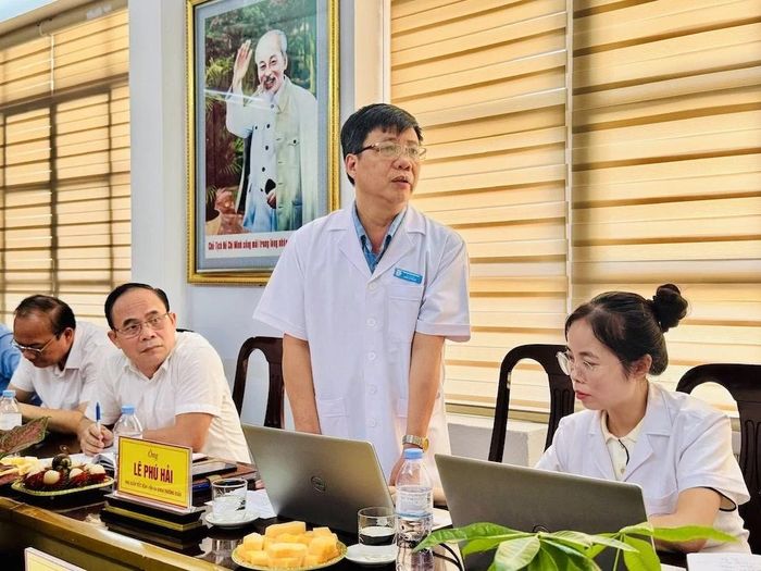 Lãnh đạo Bệnh viện Đa khoa Thường Xuân báo cáo tại buổi làm việc.