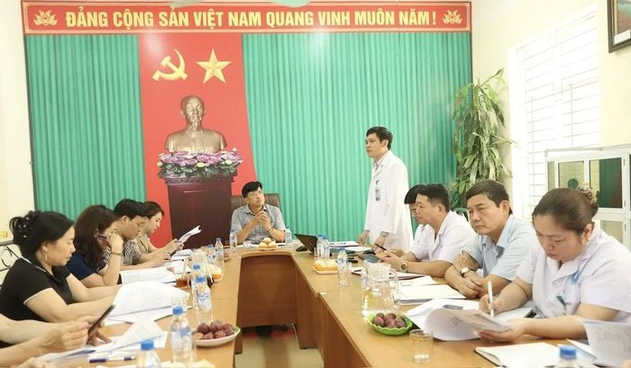 Lãnh đạo Bệnh viện Đa khoa Như Thanh báo cáo hoạt động khám chữa bệnh của đơn vị.