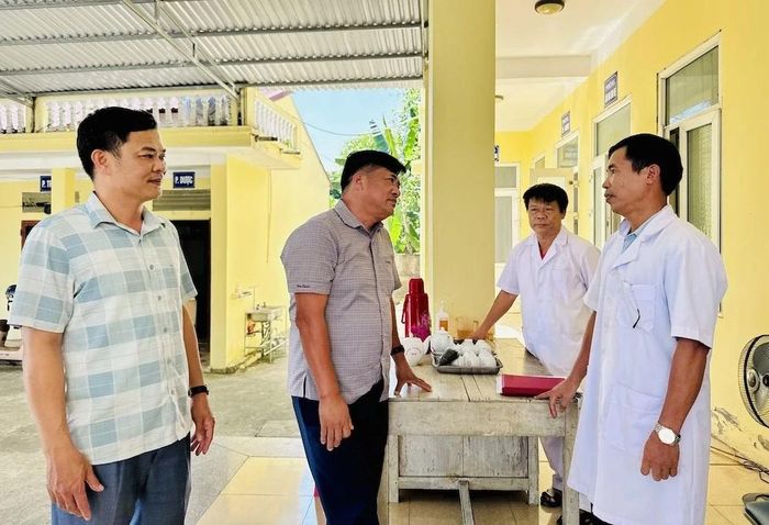 Đoàn giám sát khảo sát điều kiện khám chữa bệnh tại Trạm Y tế Mậu Lâm, xã Mậu Lâm.