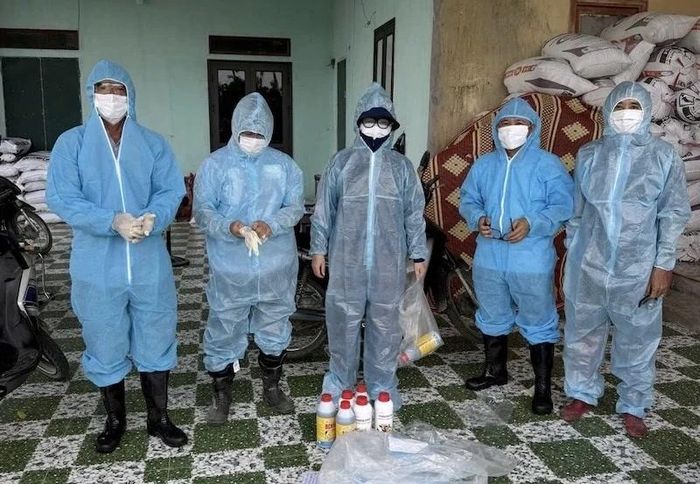 UBND xã Các Sơn thực hiện phun tiêu độc khử trung khu vực có vịt chết và lân cận.