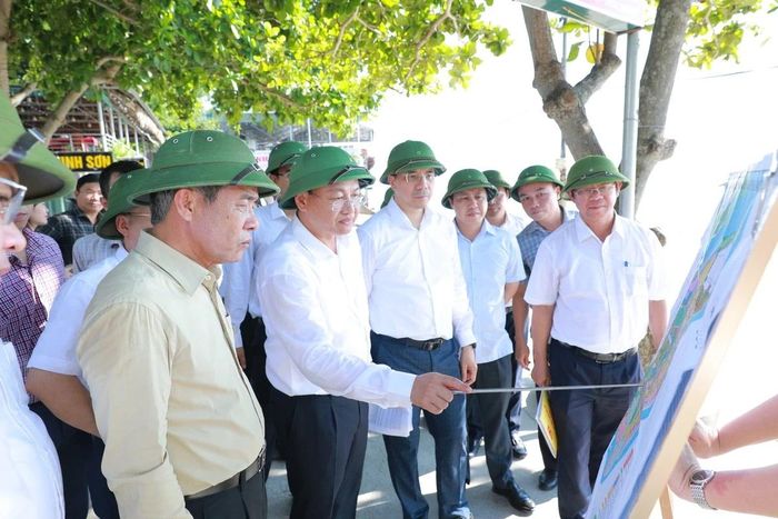 Bí thư Tỉnh ủy Lê Đức Thái và các thành viên trong đoàn kiểm tra thực địa Khu đô thị sinh thái biển Đông Á tại phường Sầm Sơn và phường Nam Sầm Sơn.
