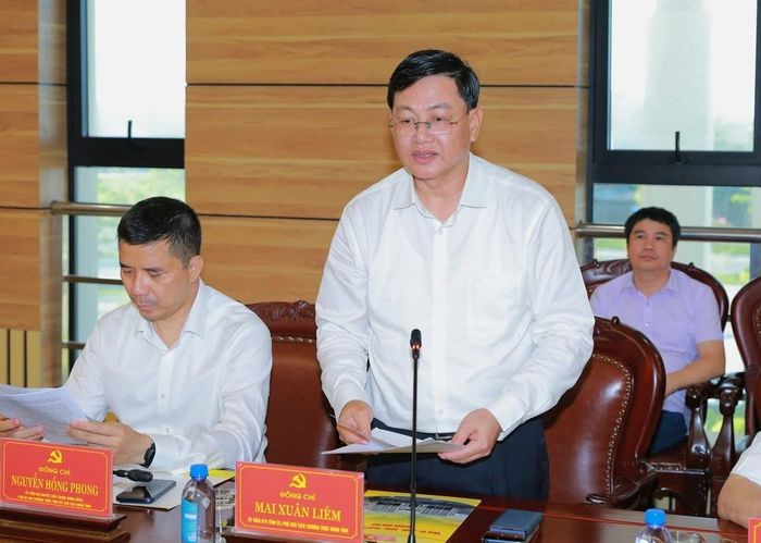 Phó Chủ tịch Thường trực UBND tỉnh Mai Xuân Liêm trình bày báo cáo.