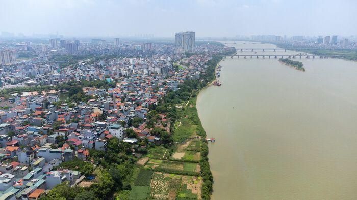 Trong hồ sơ đề xuất trước đó của nhà đầu tư, cụm công viên sẽ được bố trí ở khu vực dải đất ngã ba sông Hồng và sông Đuống rồi kéo dài ven sông cho đến cầu Chương Dương. (Trong hình ảnh lần lượt từ dưới lên là cầu Long Biên và Chương Dương).