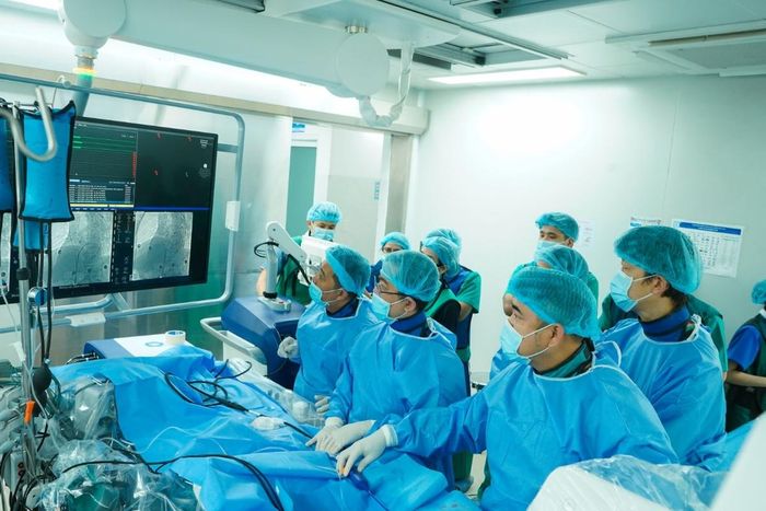 Bác sĩ Bệnh viện Thống Nhất thực hiện can thiệp bằng công nghệ PFA.