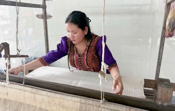 Chị Neàng Chanh Đa Ty bên khung dệt thổ cẩm. Ảnh: PHƯƠNG LAN