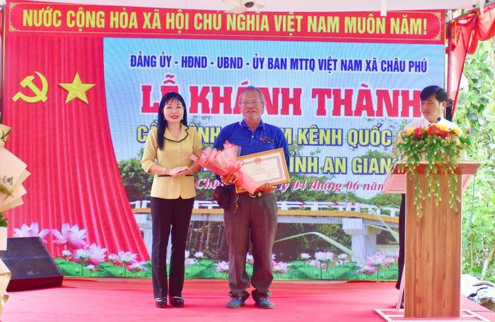 Phó Bí thư Tỉnh ủy, Chủ tịch Ủy ban MTTQ Việt Nam tỉnh An Giang Trần Thị Thanh Hương tặng bằng khen của UBND tỉnh cho đơn vị thi công cầu.
