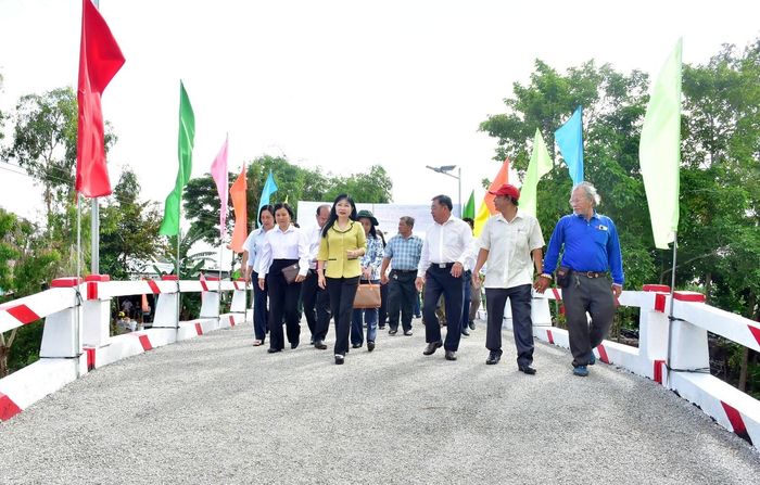 Các đại biểu và người dân địa phương tham quan cầu Kênh 7 - Nam Kênh Quốc Gia.