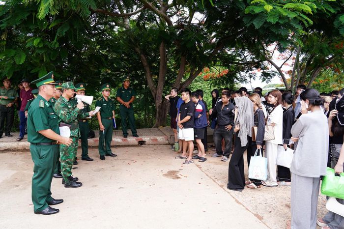 Cán bộ đồn Biên phòng Cửa khẩu Quốc tế Hà Tiên hướng dẫn công dân làm thủ tục trước khi về nước.