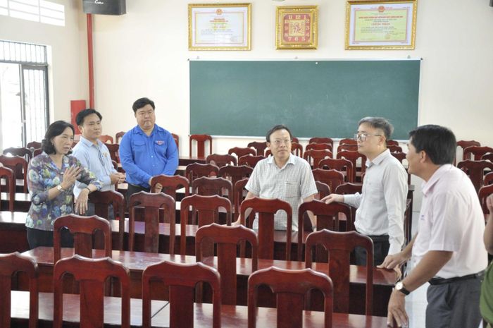 Đoàn công tác kiểm tra phòng thi tại một điểm thi trên địa bàn xã Châu Thành.