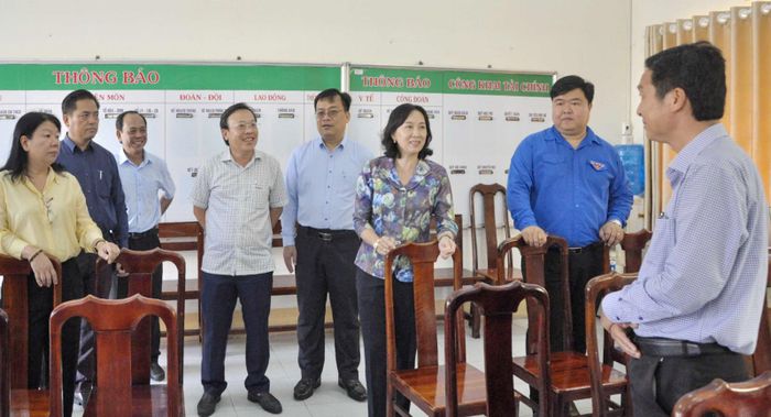 Đoàn công tác kiểm tra phòng thi tại một điểm thi trên địa bàn xã Long Thạnh.