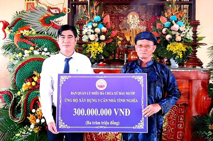 Ban Quản lý miễu Bà Chúa Xứ Bàu Mướp trao bảng tượng trưng tặng 5 căn nhà Tình nghĩa cho phường Thới Sơn.