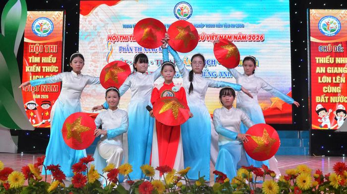 Tiết mục ca múa của Trường Tiểu học Kiên Lương 1.