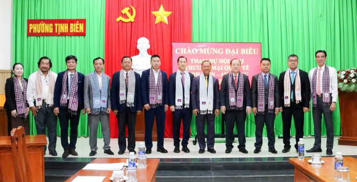 Đại biểu chụp ảnh lưu niệm.