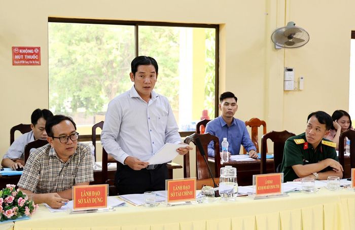 Đại diện các sở, ngành giải trình những kiến nghị của địa phương.