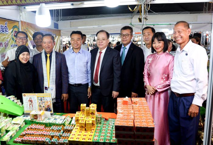 Đại biểu tham quan các gian hàng trong hội chợ.