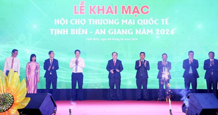 Đại biểu thực hiện nghi thức khai mạc hội chợ.