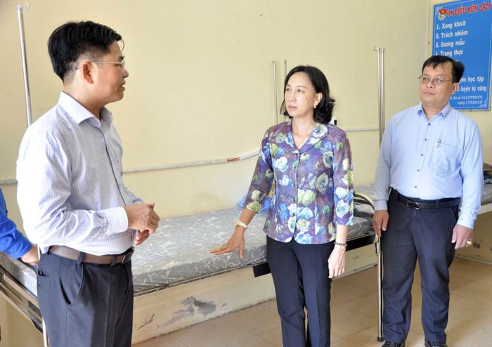 Đoàn công tác kiểm tra phòng y tế tại một điểm thi xã Thạnh Lộc.
