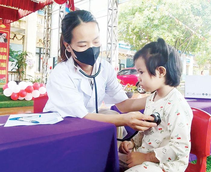  Bác sĩ Trạm Y tế Dương Hưu khám sức khỏe định kỳ cho các cháu Trường Mầm non Long Sơn 
