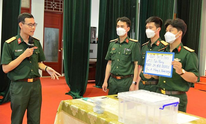  Cán bộ Viện Pháp y Quân đội hướng dẫn công tác lấy mẫu, bàn giao mẫu và số hóa thông tin mẫu hài cốt liệt sĩ. 