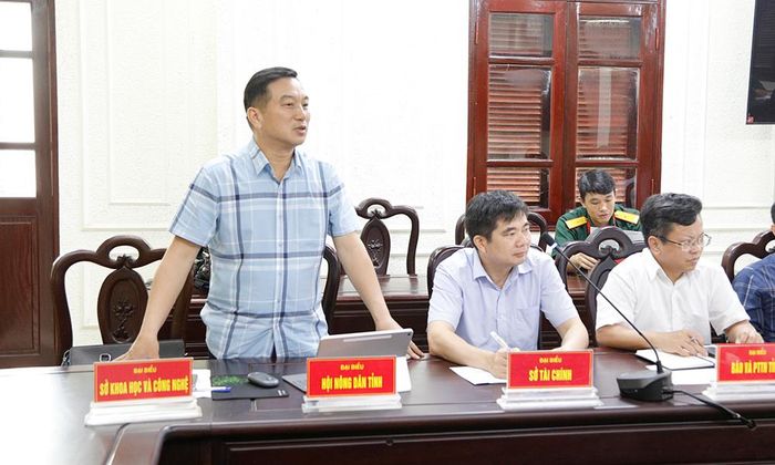  Đại diện lãnh đạo Hội Nông dân tỉnh phát biểu thảo luận. 