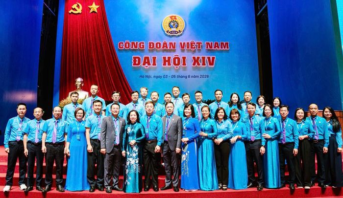  Đoàn đại biểu tỉnh Bắc Ninh chụp ảnh lưu niệm cùng lãnh đạo Tổng Liên đoàn Lao động Việt Nam. 