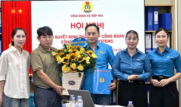  Hướng tới Đại hội, Liên đoàn Lao động tỉnh phát động đợt thi đua vận động thành lập công đoàn cơ sở, phát triển đoàn viên nhằm củng cố tổ chức, chăm lo tốt hơn nữa cho người lao động. Ảnh: Lãnh đạo Công đoàn xã Hiệp Hòa và Ban giám đốc trao quyết định thành lập, tặng hoa chúc mừng Công đoàn Công ty trách nhiệm hữu hạn FA Systems, Cụm công nghiệp Đoan Bái, xã Hiệp Hòa. 