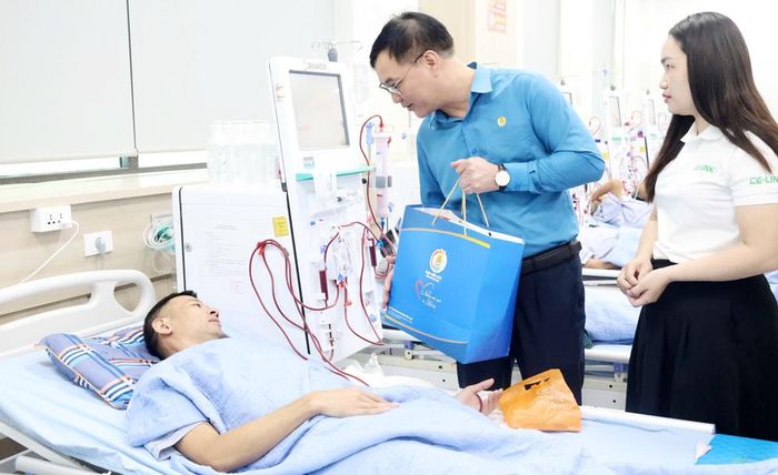  Ngày 4/6, với ý nghĩa gửi món quà từ Đại hội tới đoàn viên, lãnh đạo Liên đoàn Lao động tỉnh Bắc Ninh trao 5 suất quà cho công nhân lao động hoàn cảnh đặc biệt khó khăn, mắc bệnh hiểm nghèo. 