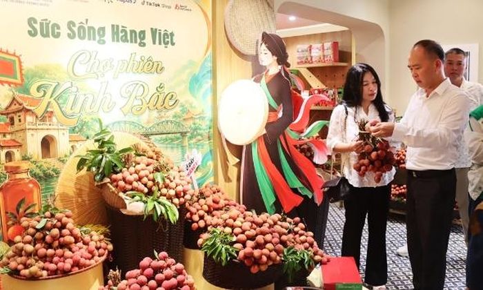  Gian hàng vải sớm thu hút khách hàng. 