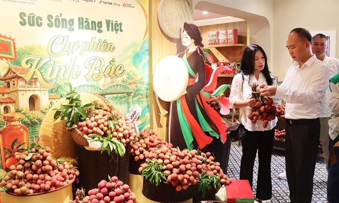  Gian hàng vải sớm thu hút khách hàng. 