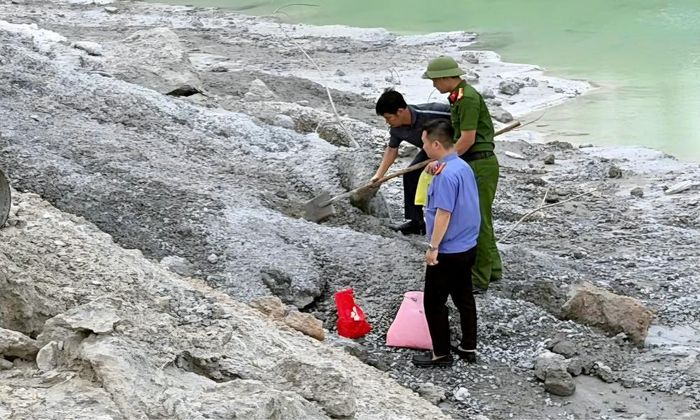  Tổ công tác liên ngành lấy mẫu chất thải rắn để giám định. 