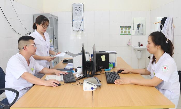  Nhân viên Trạm Y tế Đại Lai nhập dữ liệu vào hồ sơ sức khỏe điện tử. 