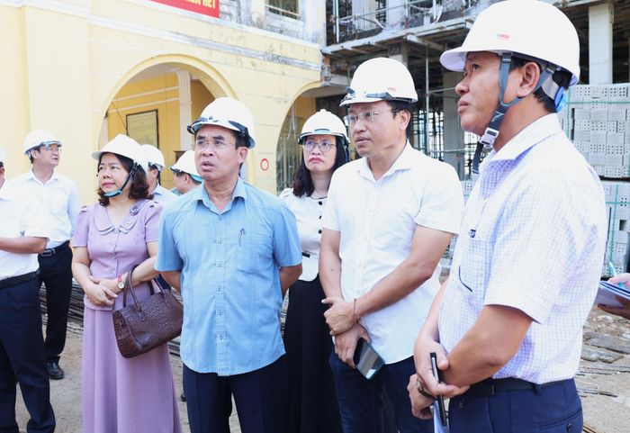 Phó Chủ tịch UBND thành phố Trần Anh Tuấn (thứ 3 từ phải sang) kiểm tra tiến độ dự án Trường Tiểu học Phù Đổng - cơ sở 1 (phường Hải Châu). Ảnh: NGỌC HÀ