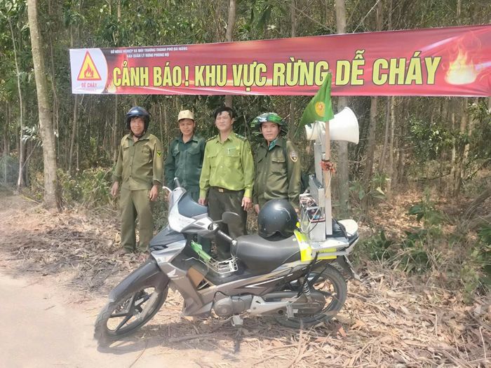 Ban Quản lý rừng phòng hộ Đà Nẵng phối hợp tuyên truyền, treo băng rôn các điểm có nguy cơ cháy cao. Ảnh: KHÁNH NGÂN