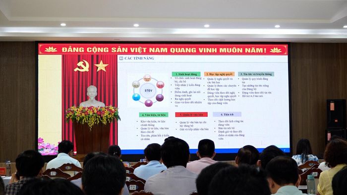 Một buổi tập huấn cài đặt, sử dụng Sổ tay đảng viên tại Đảng bộ phường Hải Châu. Ảnh NGỌC PHÚ