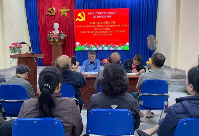 Từ khi có Sổ tay đảng viên, các buổi sinh hoạt chi bộ tại Khu dân cư 9 Tân Hòa (phường An Khê) sôi động hơn. Ảnh NGỌC PHÚ