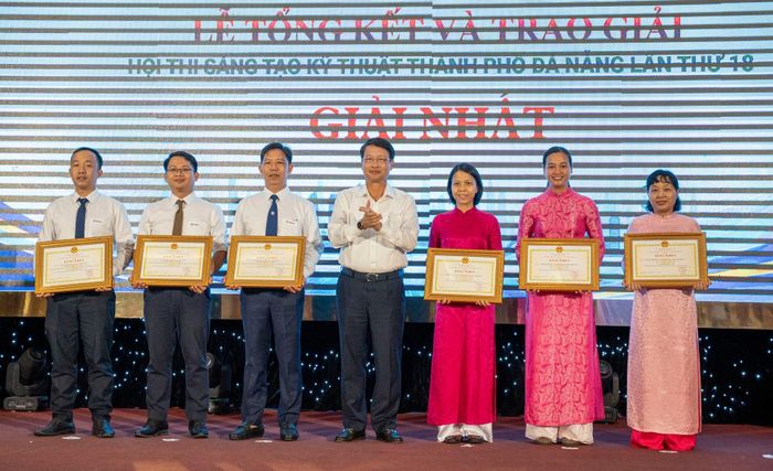 Nhóm tác giả bác sĩ Trần Thị Hoàng (thứ ba từ phải sang) và đồng nghiệp đoạt giải Nhất nhận Bằng khen của UBND thành phố tại lễ tổng kết Hội thi sáng tạo kỹ thuật lần thứ 18. Ảnh: T.CÔNG