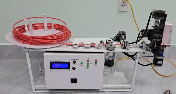 Máy uốn cắt dây công tơ tự động của nhóm tác giả tại Điện lực Đà Nẵng được công nhận là sáng kiến cấp Tập đoàn Điện lực Việt Nam năm 2025, giúp tiết kiệm đáng kể sức lao động. Ảnh: KHÁNH VY.