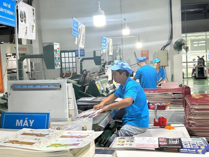 Sản xuất tại Công ty TNHH In Trùng Khoa. Ảnh: MAI QUẾ