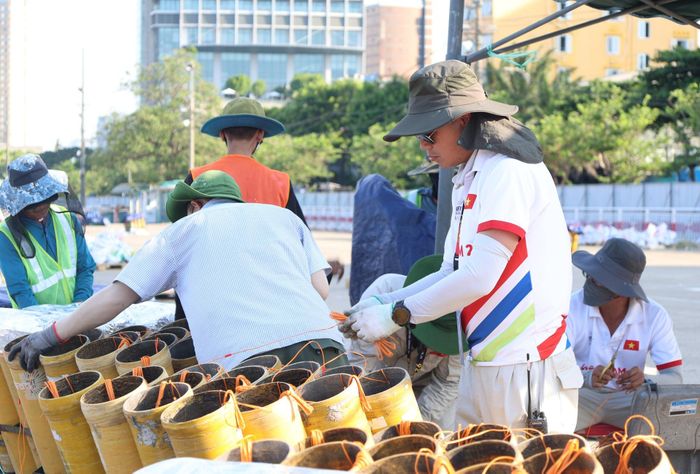 Đội Z121 chuẩn bị những khâu cuối cùng cho đêm thi tối 6/6. Ảnh: NGỌC HÀ