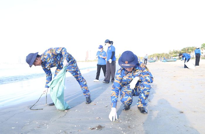 Lực lượng đoàn viên, thanh niên trên địa bàn thành phố tham gia làm sạch bãi biển Đà Nẵng. Ảnh: NGỌC HÀ