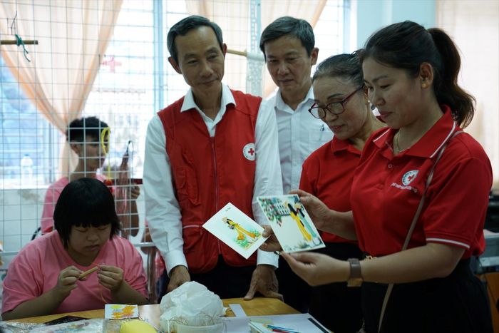 Kết nối doanh nghiệp, hội đoàn thể và cộng đồng là hướng đi cần thiết để sản phẩm của người khuyết tật có đầu ra bền vững. Ảnh: HỮU TRUNG - TRÂM ANH