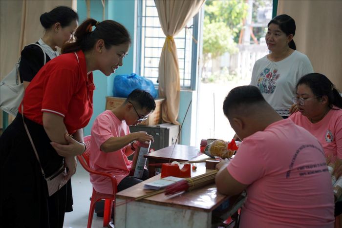 Khi có thêm kênh tiêu thụ ổn định, người khuyết tật sẽ có thêm động lực học nghề, lao động và hòa nhập cộng đồng. Ảnh: HỮU TRUNG - TRÂM ANH