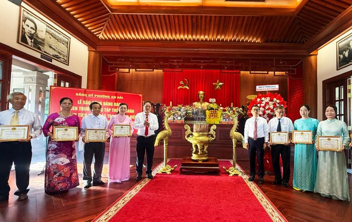 UBND phường An Hải trao giấy khen cho 11 tập thể và 14 cá nhân có thành tích xuất sắc trong thực hiện Chỉ thị số 05-CT/TW của Bộ Chính trị năm 2026. Ảnh: ĐẮC MẠNH