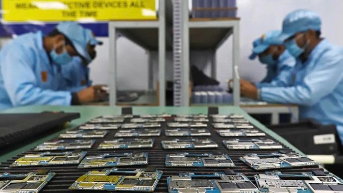 Công nhân lắp ráp điện thoại thông minh tại nhà máy Dixon Technologies ở bang Uttar Pradesh, Ấn Độ. Ảnh: Getty Images