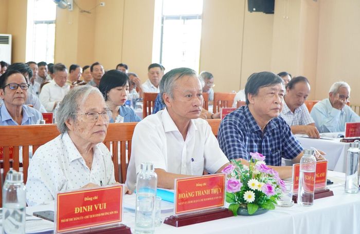 Phó Chủ tịch HĐND thành phố Đoàn Ngọc Hùng Anh (thứ hai từ trái sang) dự hội thảo. Ảnh: VINH ANH