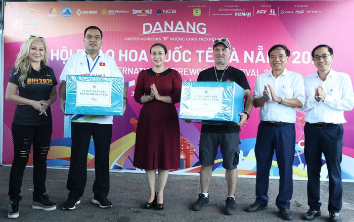 Phó Chủ tịch UBND thành phố Nguyễn Thị Anh Thi (thứ 3 từ trái sang) tặng quà động viên hai đội. Ảnh: NGỌC HÀ